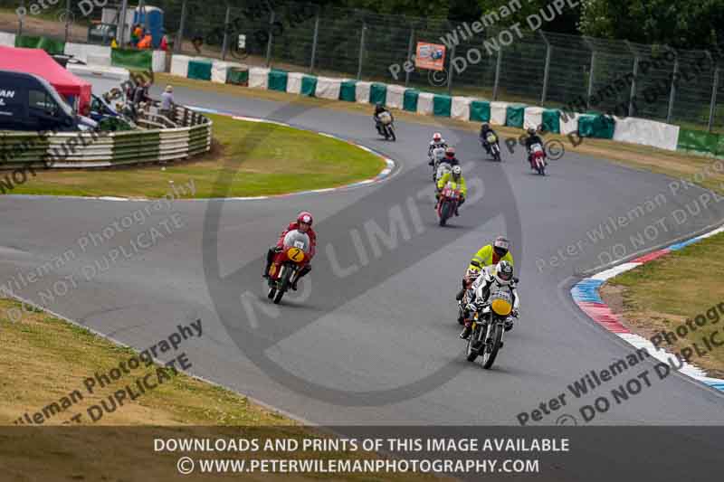 Vintage motorcycle club;eventdigitalimages;mallory park;mallory park trackday photographs;no limits trackdays;peter wileman photography;trackday digital images;trackday photos;vmcc festival 1000 bikes photographs